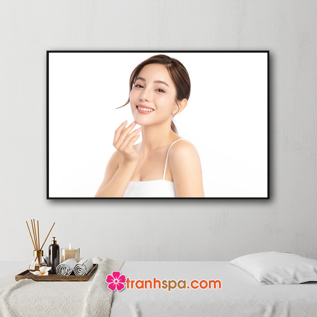 Mẫu tranh trang trí spa hình ảnh cô gái tạo dáng với làn da đẹp và nụ cười tươi