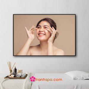 Mẫu tranh treo spa hình ảnh cô gái đẹp cười tươi tắn tạo dáng