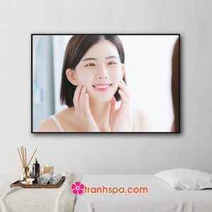 Mẫu tranh treo spa hình ảnh cô gái có làn da trắng đẹp trước gương