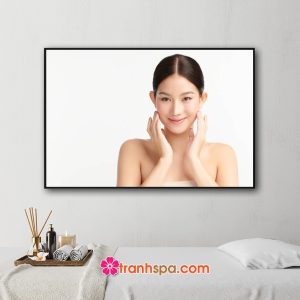 Mẫu tranh treo spa hình ảnh nữ người mẫu xinh đẹp với lan da hồng mịn