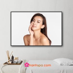 Mẫu tranh treo spa hình ảnh cô gái đẹp với làn da mịn màng khỏe khoắn