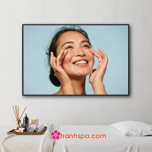 Mẫu tranh treo spa hình ảnh cô gái có làn da nâu mịn khỏe khoắn