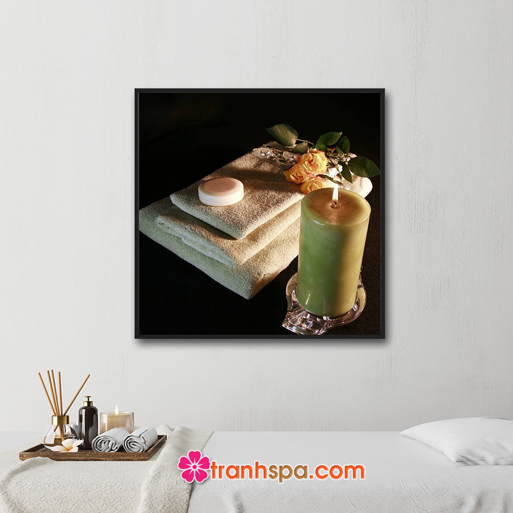 Mẫu tranh trang trí spa đẹp khổ vuông hình ảnh hoa hồng, khăn tắm, sáp và nến thơm trên nền màu đen và hiệu ứng chiếu sáng
