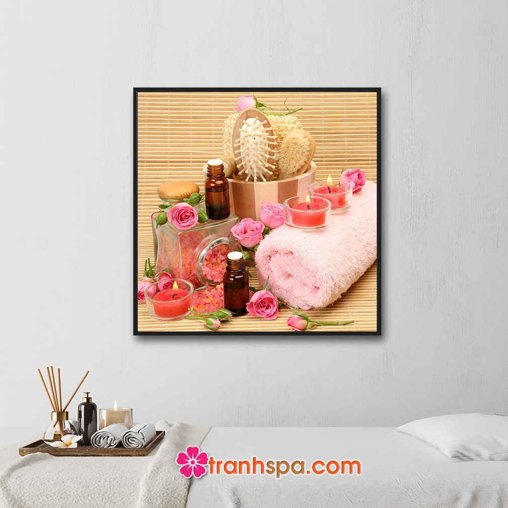Mẫu tranh trang trí spa đẹp khổ vuông hình ảnh hoa hồng, khăn tắm màu hồng, nến thơm hồng, muối tắm, tinh dầu và dụng cụ...trên nền mành trúc