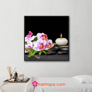Mẫu tranh trang trí spa đẹp khổ vuông hình ảnh hoa phong lan, nến thơm và đá cuội trên nền đen nhám
