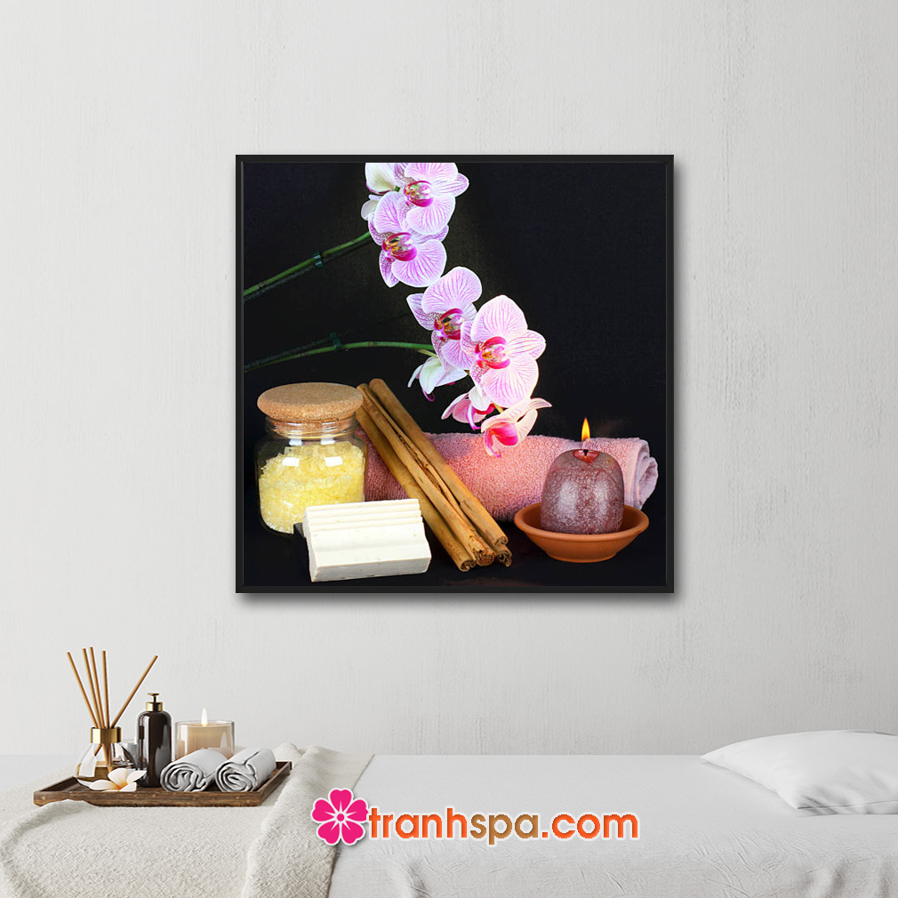 Mẫu tranh trang trí spa đẹp khổ vuông hình ảnh cành hoa lan, cuộn khăn tắm, nến thơm, muối tắm...trên nền đen đẹp nổi bật