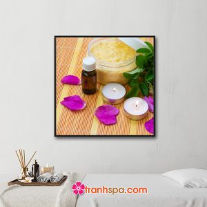 Mẫu tranh trang trí spa đẹp khổ vuông hình ảnh muối tắm, chai tinh dầu, nến thơm, lá và cánh hoa hồng màu tím trên nền mành trúc