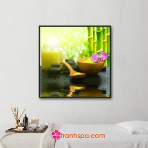 Mẫu tranh trang trí spa đẹp khổ vuông hình ảnh cành lộc xanh, nến thơm, muối tắm, hoa lan, đá cuội, nước và thiên nhiên trong lành
