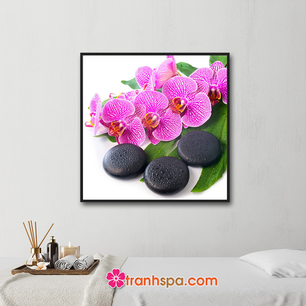 Mẫu tranh trang trí spa đẹp khổ vuông hình ảnh cành hoa lan tím, đá cuội đen tròn và lá xanh đặt trên nền màu trắng