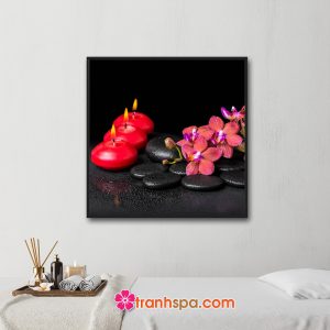 Mẫu tranh trang trí spa đẹp khổ vuông hình ảnh cành hoa lan và 3 cục nến thơm màu đỏ hồng nổi bật trên nền đen và đá cuội
