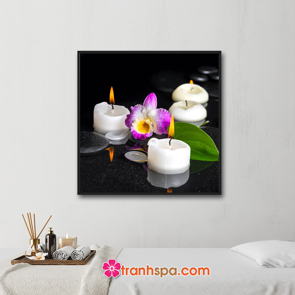 Mẫu tranh trang trí spa đẹp khổ vuông hình ảnh cành lan tím và lá trầu xanh cùng những ngọn nến thơm màu trắng sáng lung linh trên nền màu đen