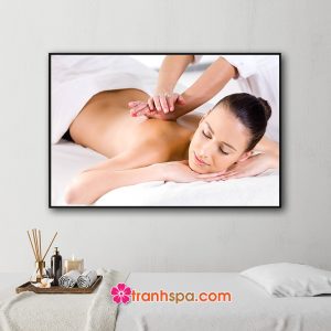 Mẫu tranh trang trí spa đẹp hình ảnh nhân viên đang massage lưng cho nữ khách hàng