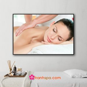 Mẫu tranh trang trí spa đẹp hình ảnh khách hàng nữ đang được massage thư giãn vai lưng