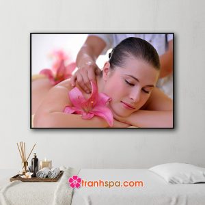 Mẫu tranh trang trí spa đẹp hình ảnh nữ khách hàng và bông hoa ly hồng nằm massage thư giãn