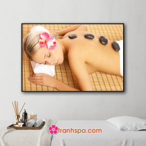 Mẫu tranh trang trí spa đẹp hình ảnh cô gái nằm thư giãn và chườm đá nóng trên lưng