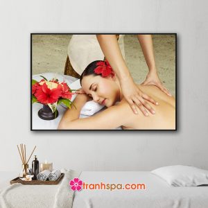 Mẫu tranh trang trí spa đẹp hình ảnh cô gái đẹp nằm thư giãn để nhân viên massage vai lưng với lọ hoa trang trí phía trước