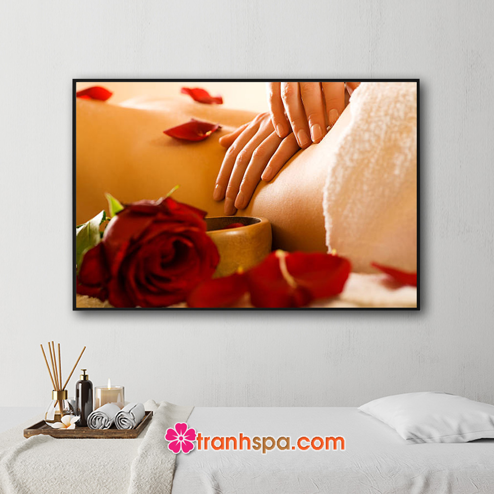 Mẫu tranh trang trí spa đẹp hình ảnh nhân viên đang massage bụng cho khách hàng trong không gian được trang trí với hoa hồng