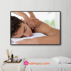 Mẫu tranh trang trí spa đẹp hình ảnh khách hàng nam đang nằm thư giãn để nhân viên massage vai
