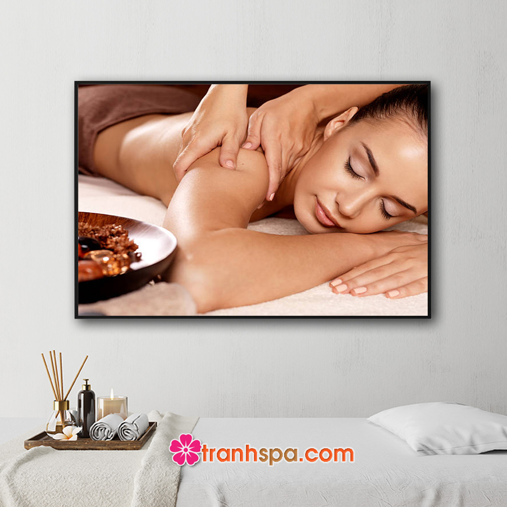 Mẫu tranh trang trí spa đẹp hình ảnh nhân viên massage thư giãn cho khách hàng nữ bên cạnh là chậu thảo mộc hương liệu