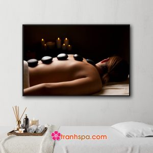 Mẫu tranh trang trí spa đẹp hình ảnh khách hàng nằm chườm đá nóng thư giãn trong phòng spa ấm áp dễ chịu