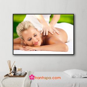 Mẫu tranh trang trí spa đẹp hình ảnh nữ khách hàng đang được nhân viên spa massage vai lưng