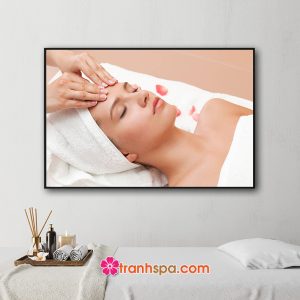 Mẫu tranh trang trí spa đẹp hình ảnh nhân viên đang massage vùng chán và đầu cho nữ khách hàng