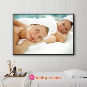 Mẫu tranh treo spa đẹp hình ảnh hai nữ khách hàng nằm massage thư giãn