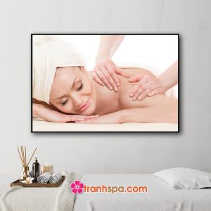 Mẫu tranh treo spa đẹp hình ảnh nữ khách hàng nằm thư giãn trong khi nhân viên massage vai lưng