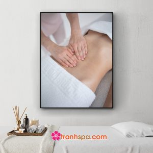 Mẫu tranh trang trí spa đẹp hình ảnh nhân viên đang massage phần bụng cho khách hàng