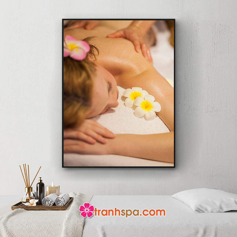 Mẫu tranh trang trí spa đẹp hình ảnh nhân viên đang massage lưng cho khách hàng nữ với những bông hoa sứ trắng và hồng đặt bên cạnh