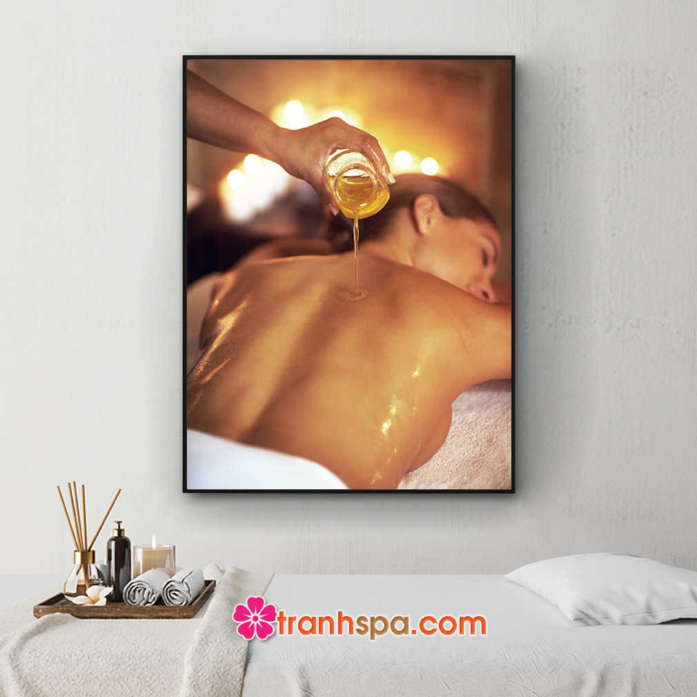 Mẫu tranh trang trí spa đẹp hình ảnh nhân viên đang đổ gel lên lưng khách hàng để massage thư giãn và làm đẹp