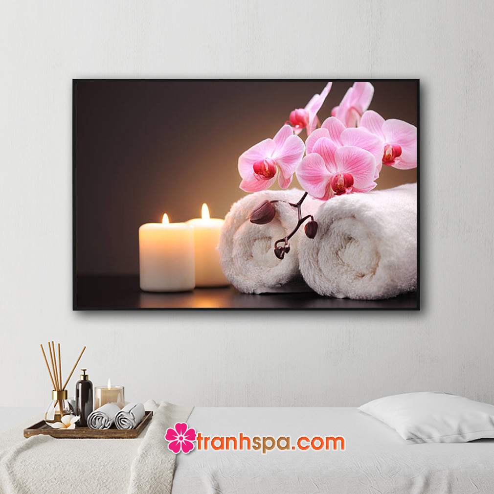 Mẫu tranh trang trí spa đẹp hình ảnh cành hoa lan hồng trên những cuộn khăn tắm, những ngọn nến thơm tỏa sáng lung linh