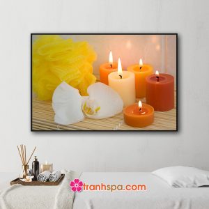 Mẫu tranh trang trí spa đẹp hình ảnh bùi nhùi vàng, hoa lan trắng và các loại nến thơm nhiều màu đặ trên mành trúc tỏa sáng lung linh