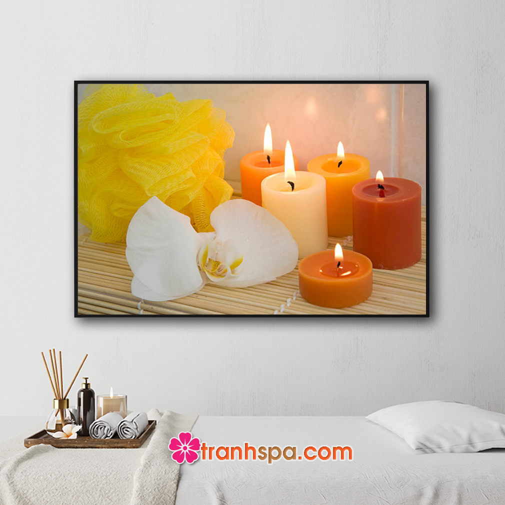 Mẫu tranh trang trí spa đẹp hình ảnh bùi nhùi vàng, hoa lan trắng và các loại nến thơm nhiều màu đặ trên mành trúc tỏa sáng lung linh