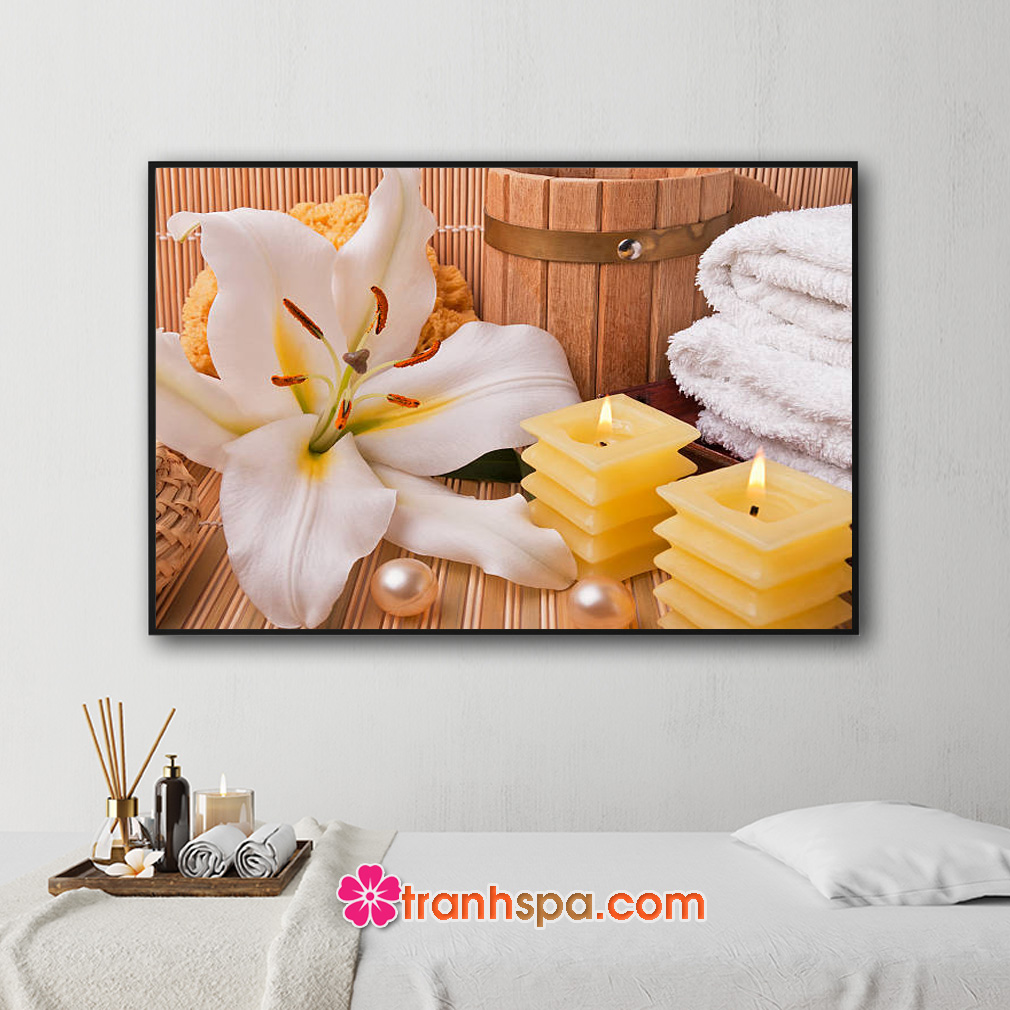 Mẫu tranh trang trí spa đẹp hình ảnh bông hao ly trắng, nến thơm vàng, khăn tắm...trên nền và tường mành trúc
