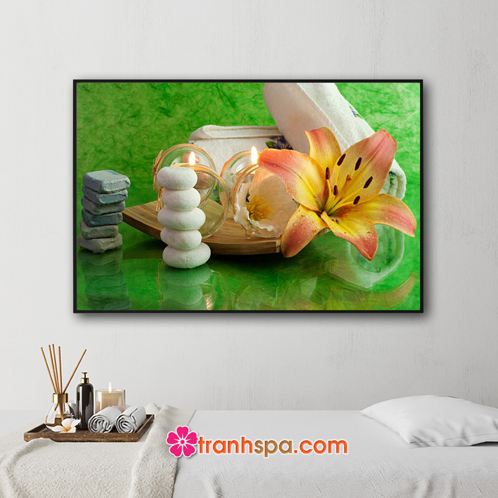 Mẫu tranh trang trí spa đẹp hình ảnh những viên đá xếp chồng, khay nến thơm, hoa ly và khăn tắm đặt trên nền màu xanh lục loang đẹp