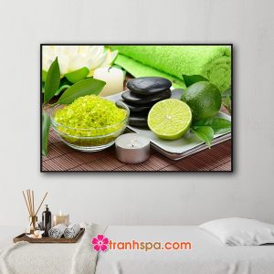 Mẫu tranh trang trí spa đẹp hình ảnh bát muối tắm màu xanh, lá và quả chanh, khăn tắm màu xanh, đá cuội và nến thơm...đặt trên chiếu trúc