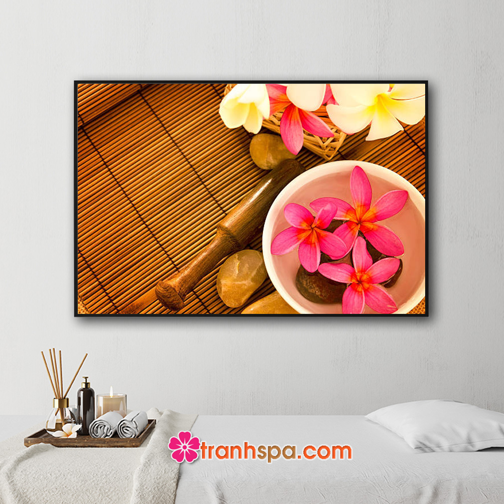 Mẫu tranh trang trí spa đẹp hình ảnh bát nước rải hoa sứ hồng, sứ trắng, đá cuội và dụng cụ massage...đặt trên mành trúc màu nâu vàng ấm áp