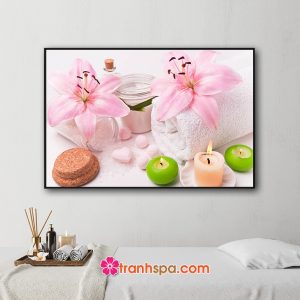 Mẫu tranh trang trí spa đẹp hình ảnh những bông hoa ly màu hồng, khăn cuộn, muối tắm, những ngọn nến thơm nhiều màu sắc
