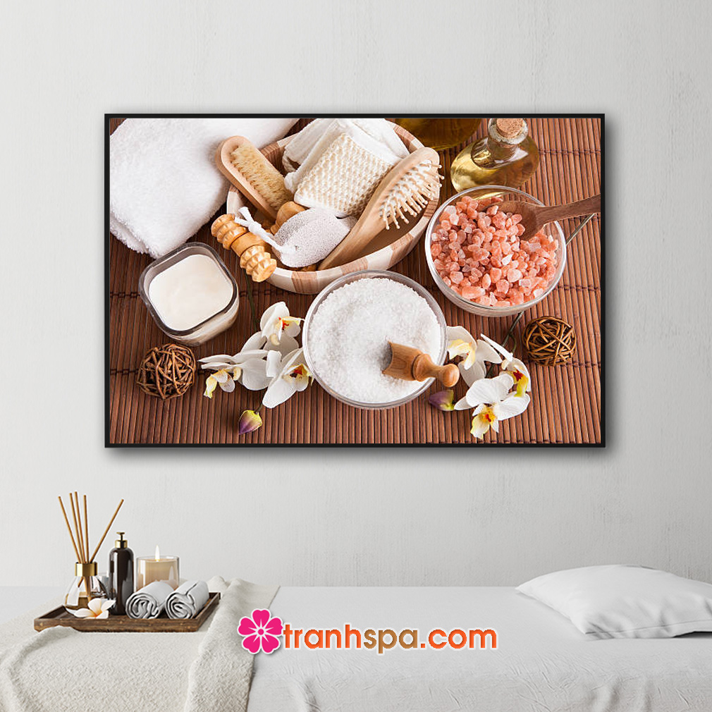 Mẫu tranh trang trí spa đẹp hình ảnh khăn cuộn, muối tắm, tinh dầu, hoa lan và các dụng cụ massage thư giãn làm đẹp