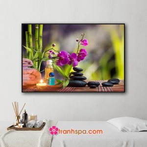 Mẫu tranh trang trí spa đẹp hình ảnh cành lộc xanh, hoa lan tím, khăn tắm, đá cuội, tinh dầu và nến thơm trên mành chiếu trúc