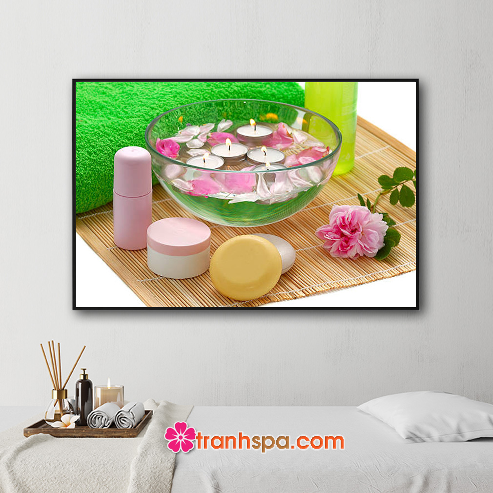 Mẫu tranh spa đẹp hình ảnh khăn tắm xanh, chậu nước hoa và nến thơm, các loại mỹ phẩm làm đẹp và bông hoa hồng trên mành trúc