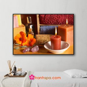 Mẫu tranh spa đẹp hình ảnh khăn tắm, nến thơm, tinh dầu, hoa và đá với gam màu ấm áp