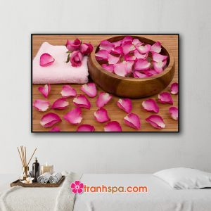 Mẫu tranh trang trí spa đẹp hình ảnh chậu nước và những cánh hoa hồng, khăn tắm đặt trên nền gỗ