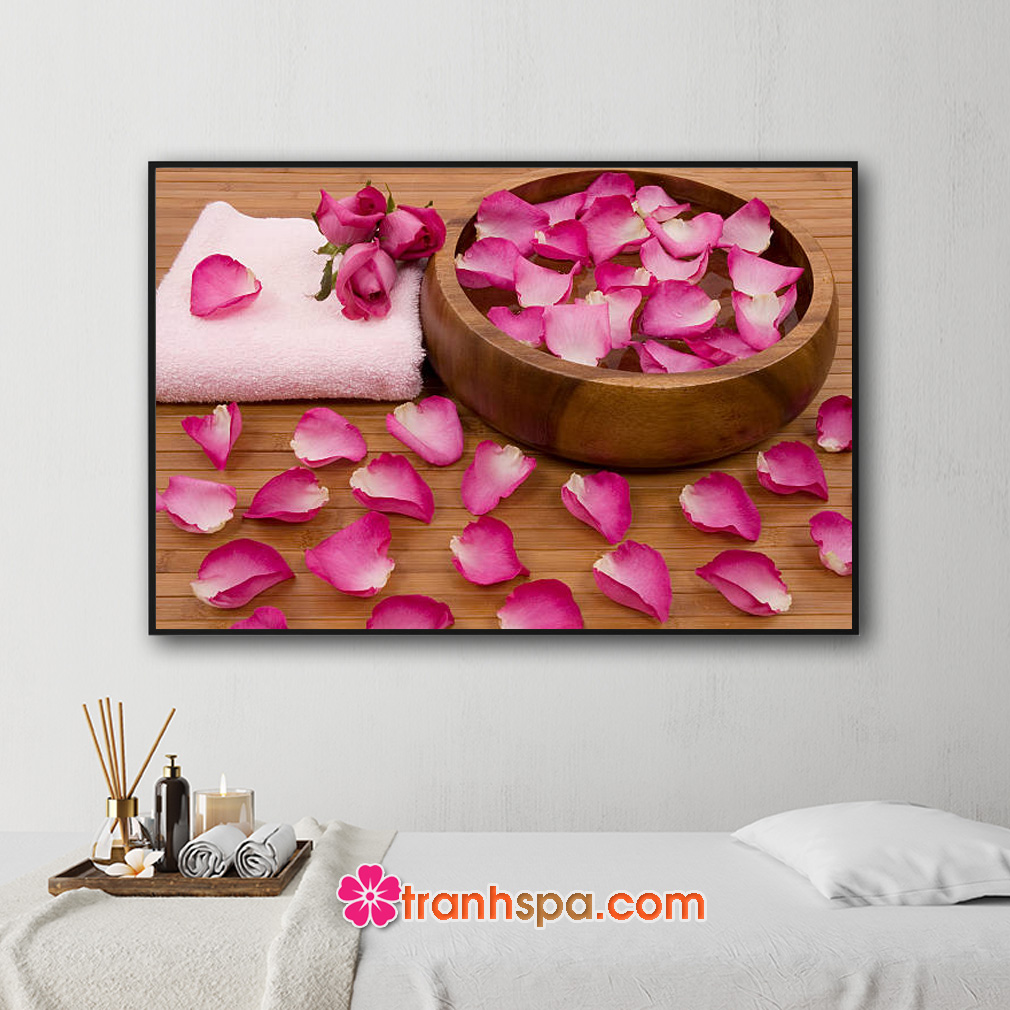 Mẫu tranh trang trí spa đẹp hình ảnh chậu nước và những cánh hoa hồng, khăn tắm đặt trên nền gỗ