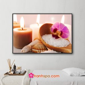 Mẫu tranh trang trí spa đẹp hình ảnh những ngọn nến thơm lung linh, hoa lan tím, thìa muối tắm và những vỏ ốc biển