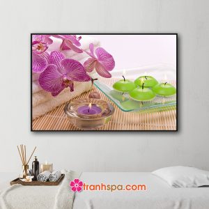 Mẫu tranh trang trí spa đẹp hình ảnh cành hoa lan tím và khăn tắm trắng, nến thơm đặt trên mành trúc