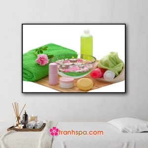 Mẫu tranh trang trí spa đẹp hình ảnh khăn tắm màu xanh, bông hoa hồng, chậu nước cánh hoa và nến thơm, các loại mỹ phẩm làm đẹp...