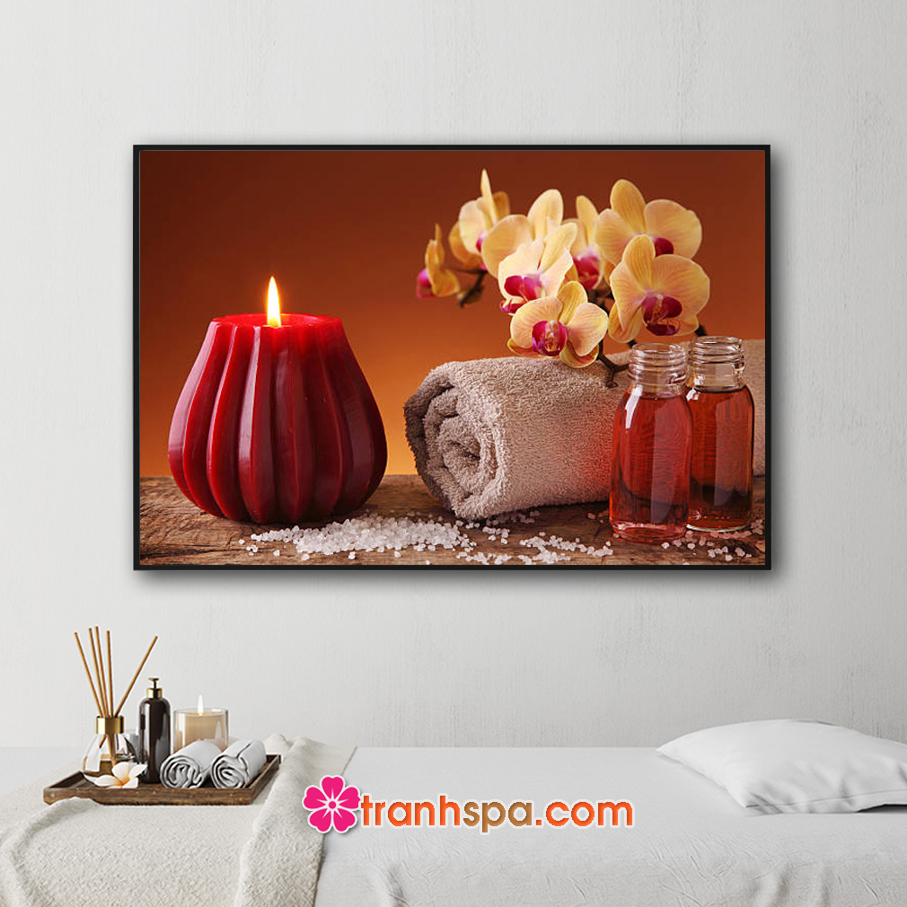 Mẫu tranh trang trí spa đẹp hình ảnh nến thơm bổ múi đẹp, chai tinh dầu, cành lan vàng và khăn tắm cuộn, muối tắm...đặt trên nền gỗ với tường màu nâu sáng
