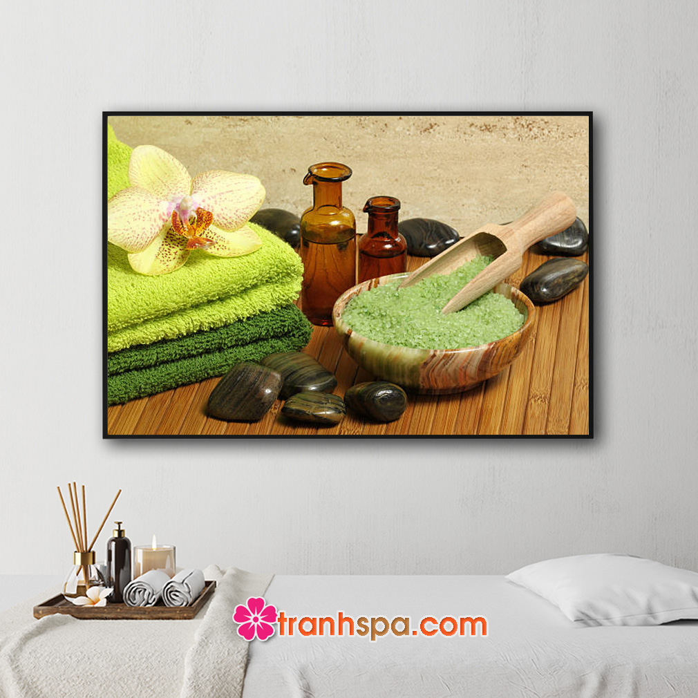 Mẫu tranh trang trí spa đẹp hình ảnh khăn tắm, hoa lan, muối tắm xanh, tinh dầu và đá cuội đặt trên nền mành trúc
